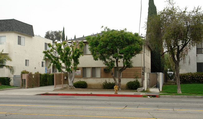 13801 Sherman Way in Van Nuys, CA - Building Photo - Building Photo