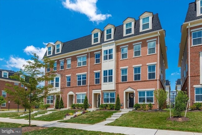 property at 605 E 7th St