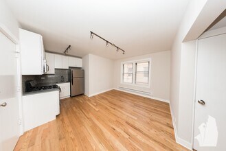 2423 N Kedzie Blvd, Unit 215 in Chicago, IL - Building Photo - Building Photo