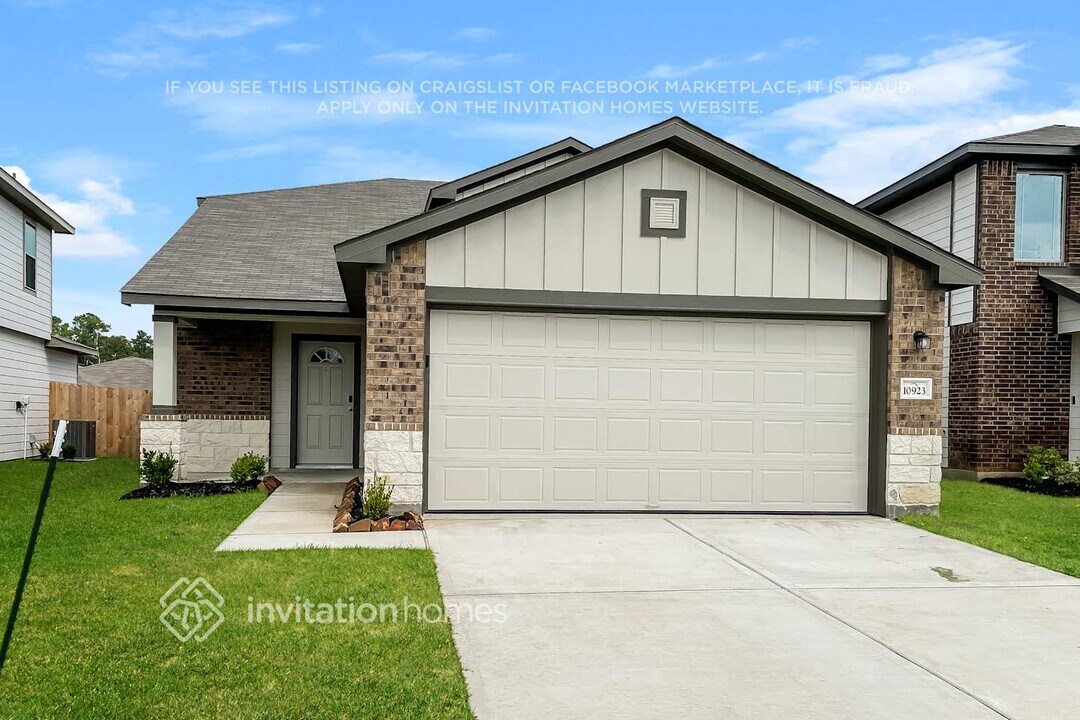 10923 Heliosphere Wy in Cut And Shoot, TX - Foto de edificio