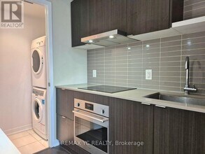 100 Harbour St in Toronto, ON - Building Photo - Building Photo