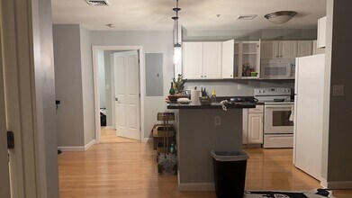 30 Franklin St, Unit 311 in Malden, MA - Foto de edificio - Building Photo