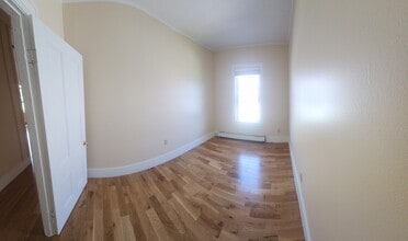 21 Loomis St, Unit Apt 4 in Burlington, VT - Foto de edificio - Building Photo