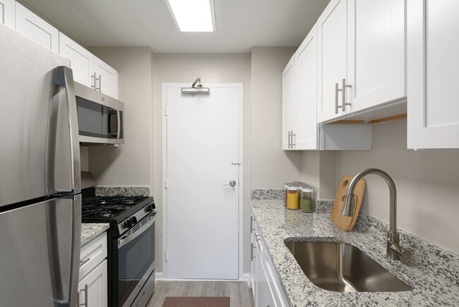 Park Adams Apartments in Arlington, VA - Foto de edificio - Building Photo