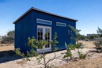 7438 Woodcliff St in Phelan, CA - Foto de edificio - Building Photo