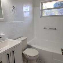 3925 Omega Ln in Sarasota, FL - Building Photo - Building Photo