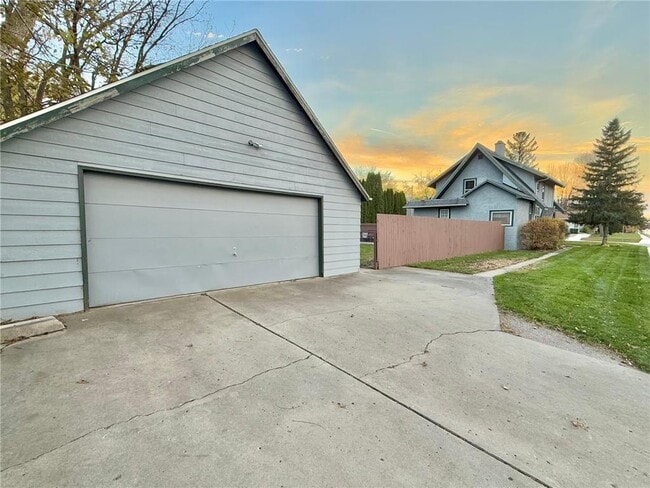 1201 6th St SW in Willmar, MN - Foto de edificio - Building Photo