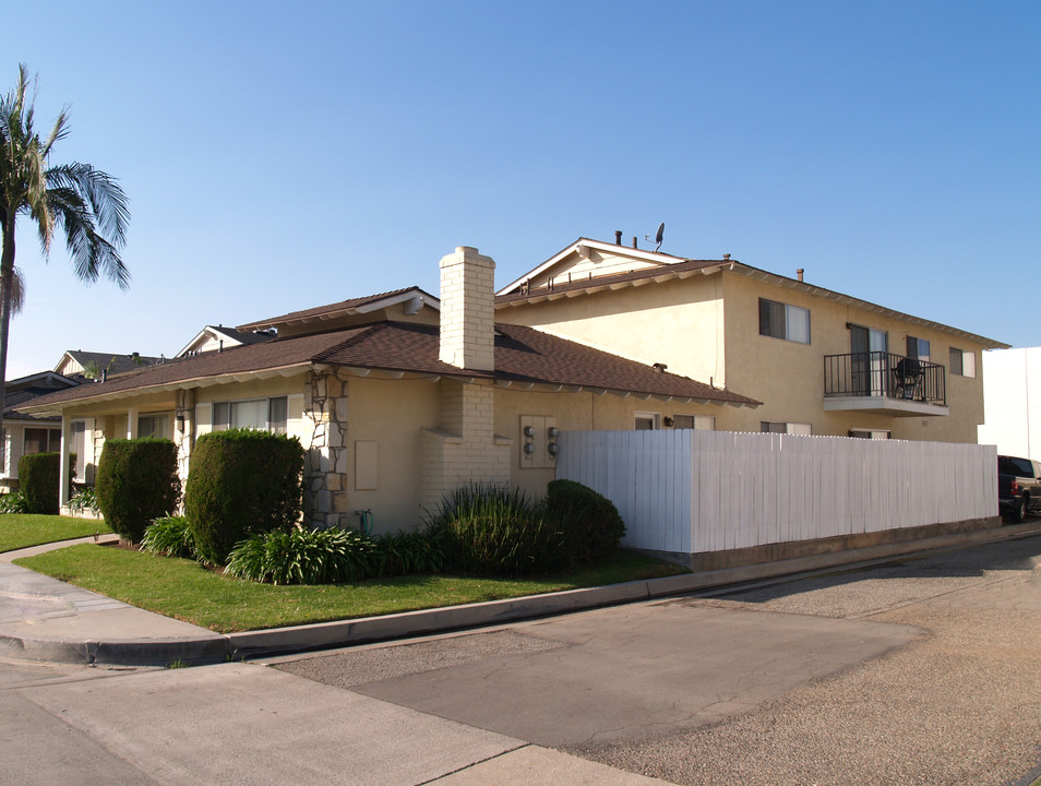 18351 Patterson Ln in Huntington Beach, CA - Building Photo