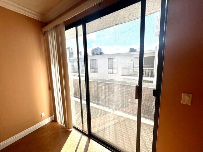 533 S St Andrews Pl, Unit 416 in Los Angeles, CA - Foto de edificio - Building Photo