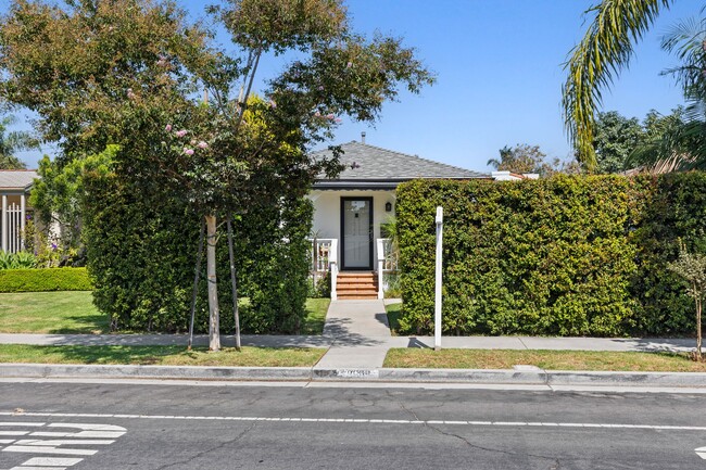 8609 Airdrome St, Unit 8609 Airdrome Street in Los Angeles, CA - Building Photo - Building Photo