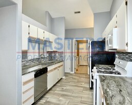 915 Hilltop Ln in Toledo, OH - Building Photo