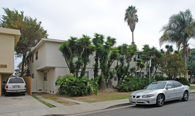 2042 S Holt Ave in Los Angeles, CA - Foto de edificio - Building Photo