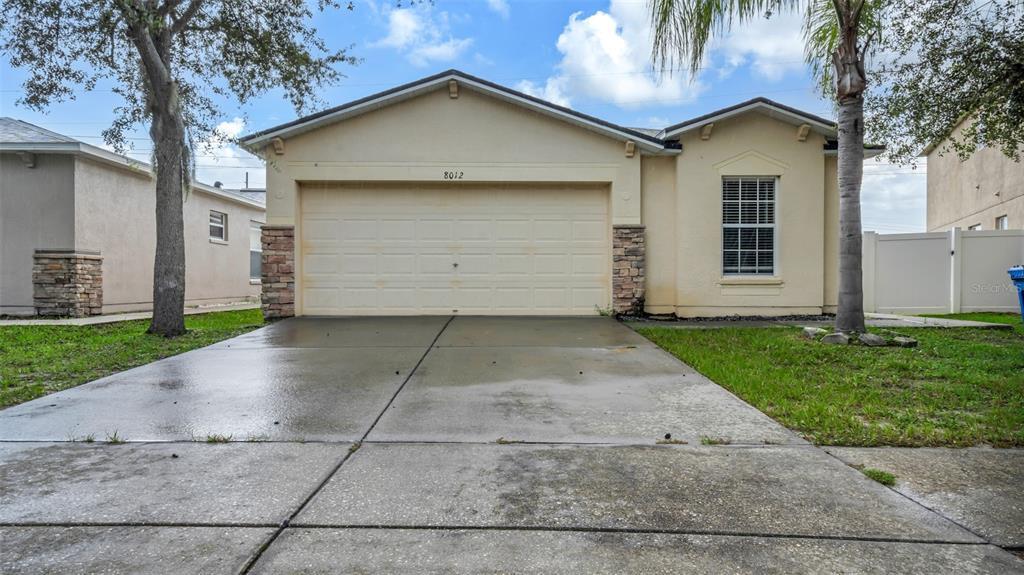 8012 Carriage Pointe Dr in Gibsonton, FL - Building Photo