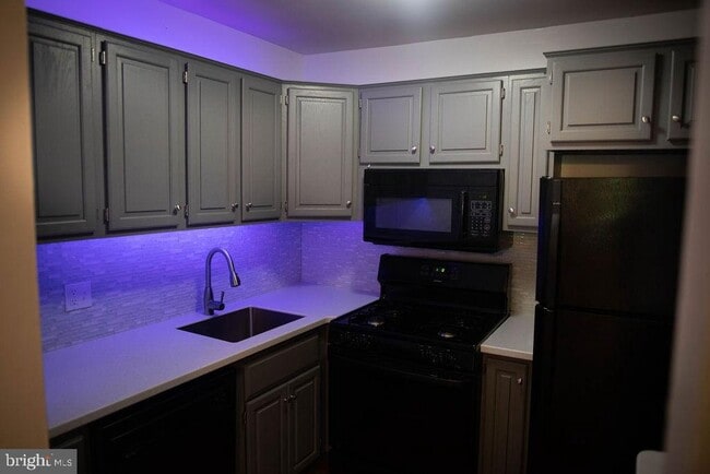 319 Meadowview Ln in Mont Clare, PA - Building Photo - Building Photo