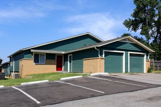 Cottages at UCO in Edmond, OK - Building Photo - Building Photo