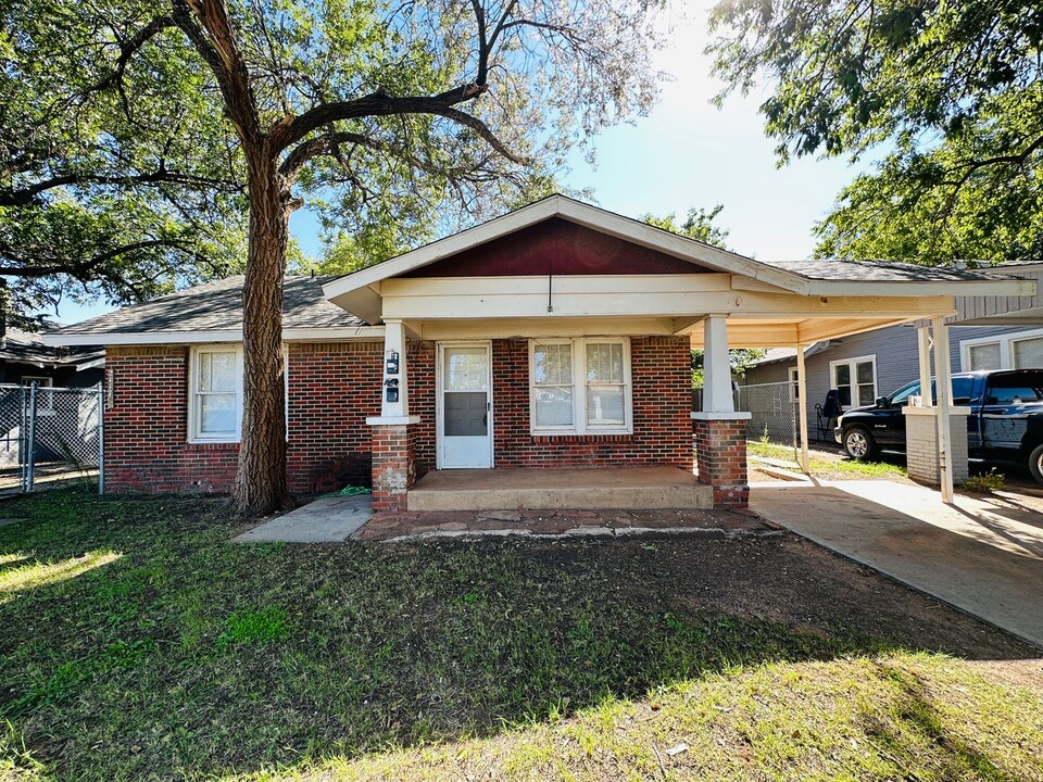 2117 15th St in Lubbock, TX - Building Photo