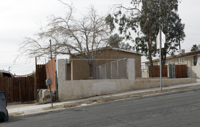 928-930 Navajo St in Barstow, CA - Foto de edificio - Building Photo