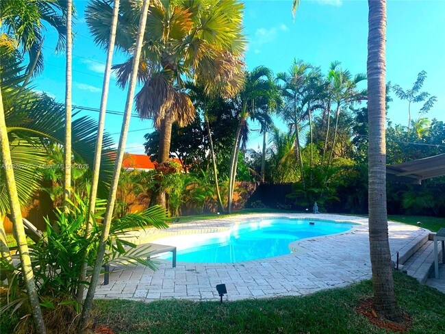 10825 Peachtree Dr in Miami, FL - Building Photo - Building Photo