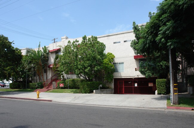 Sunset Gardens Courtyard in Canoga Park, CA - Foto de edificio - Building Photo