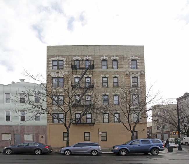 1092 Manhattan Ave in Brooklyn, NY - Building Photo - Building Photo