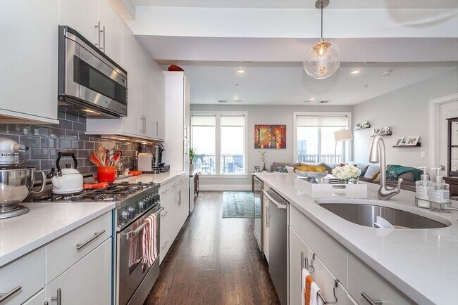 111 B St, Unit 3 in Boston, MA - Building Photo - Building Photo