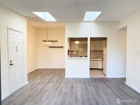 321 Hampshire Ct in Piscataway, NJ - Building Photo