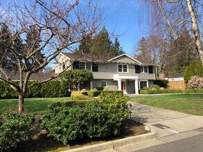 1601 77th Ave NE in Medina, WA - Building Photo - Building Photo