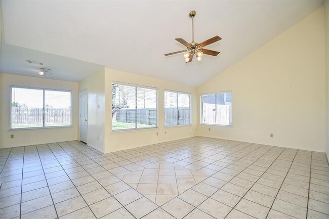 10110 Shadow Pine Dr in Houston, TX - Building Photo - Building Photo