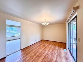 16722 NE 20th St in Bellevue, WA - Building Photo - Building Photo