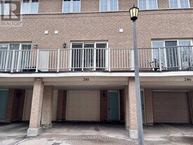 23 Observatory Ln in Richmond Hill, ON - Building Photo