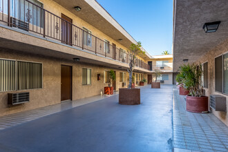 North Madison Apartments in Los Angeles, CA - Foto de edificio - Building Photo