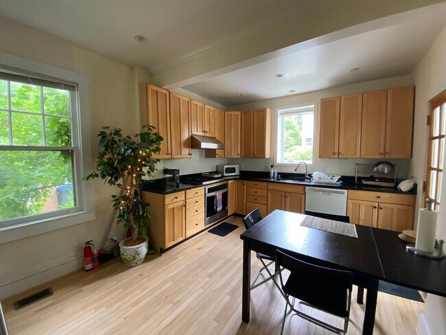 5335 42nd Pl NW, Unit 4 in Washington, DC - Building Photo - Building Photo
