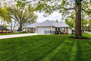 10607 W 170th Terrace in Overland Park, KS - Building Photo