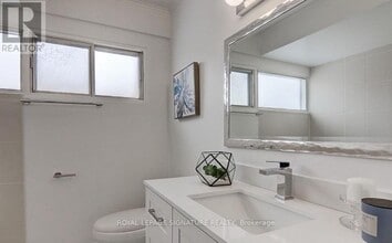 76 Castlebury Crescent in Toronto, ON - Building Photo - Building Photo