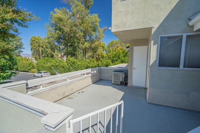 23951 Arroyo Park Dr in Valencia, CA - Building Photo - Building Photo