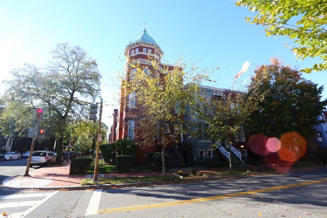 421 Constitution Ave NE