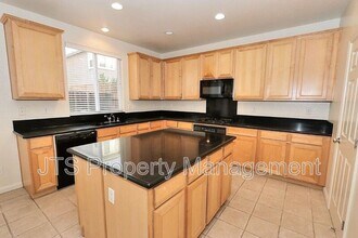 2946 Trap Rock Way in Sacramento, CA - Foto de edificio - Building Photo