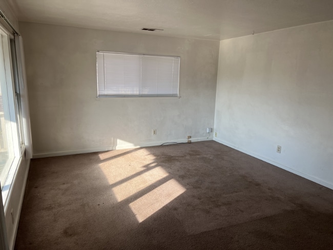2700 Whitcomb Way in Modesto, CA - Building Photo - Building Photo