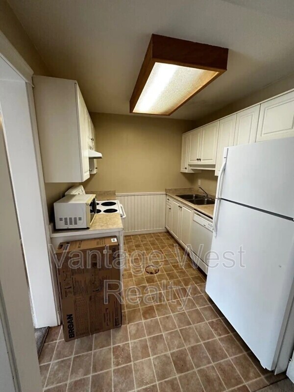 3160-3160 De Montreuil Ct in Kelowna, BC - Building Photo - Building Photo