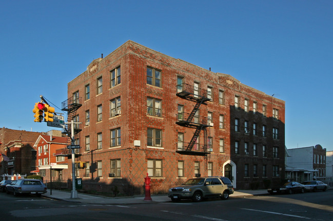 Sun Ray Court in Brooklyn, NY - Foto de edificio - Building Photo