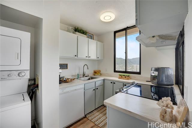 2121 Ala Wai Blvd in Honolulu, HI - Building Photo - Building Photo