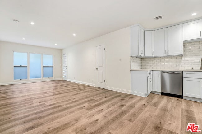 property at 337 N Oakhurst Dr