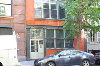 302 Elizabeth St in New York, NY - Building Photo - Building Photo