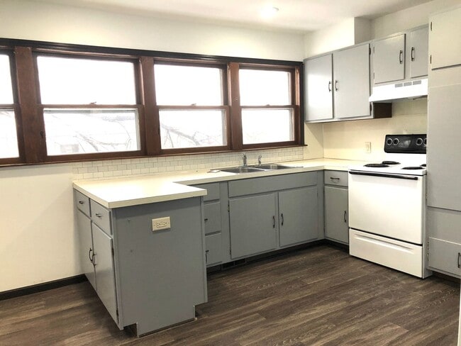 property at 122 W Cedar St