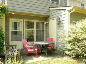 230 Saint Andrews Ln, Unit 230 in Chapel Hill, NC - Foto de edificio - Building Photo