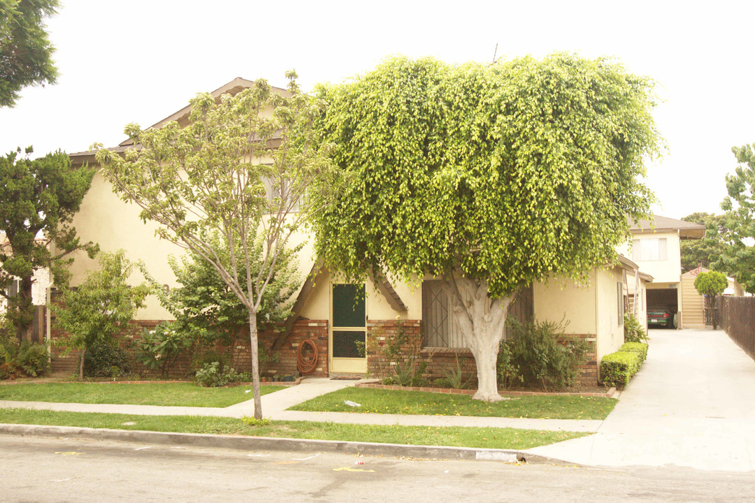 9529 Elizabeth Ave in South Gate, CA - Foto de edificio