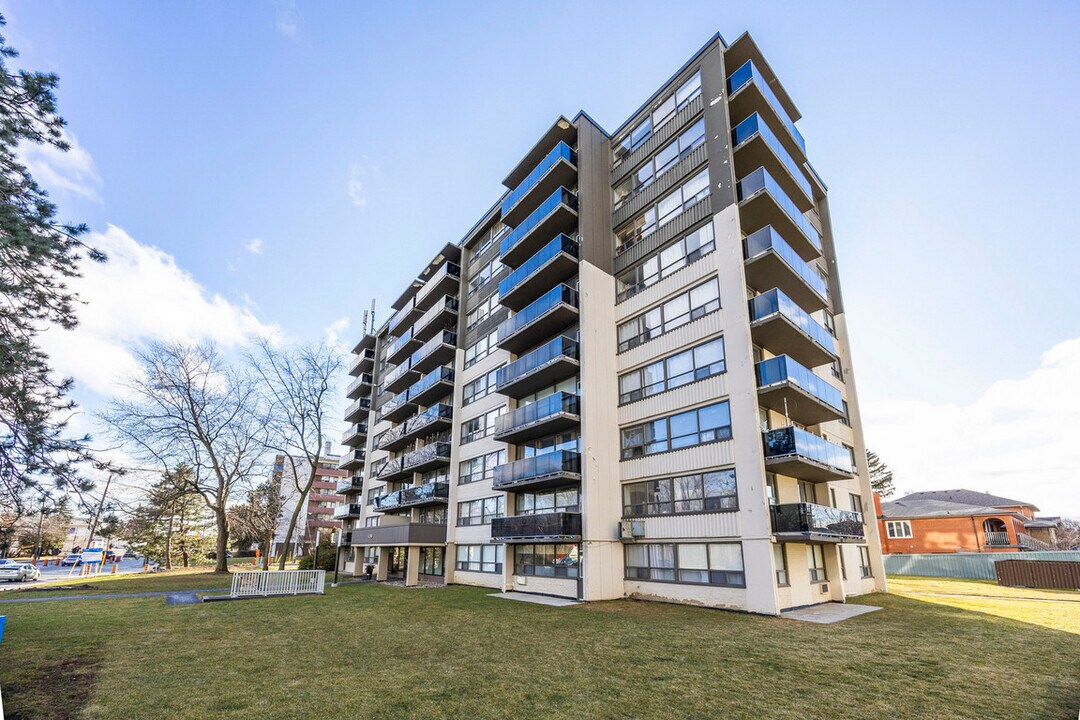 Almore Apartments in Toronto, ON - Building Photo