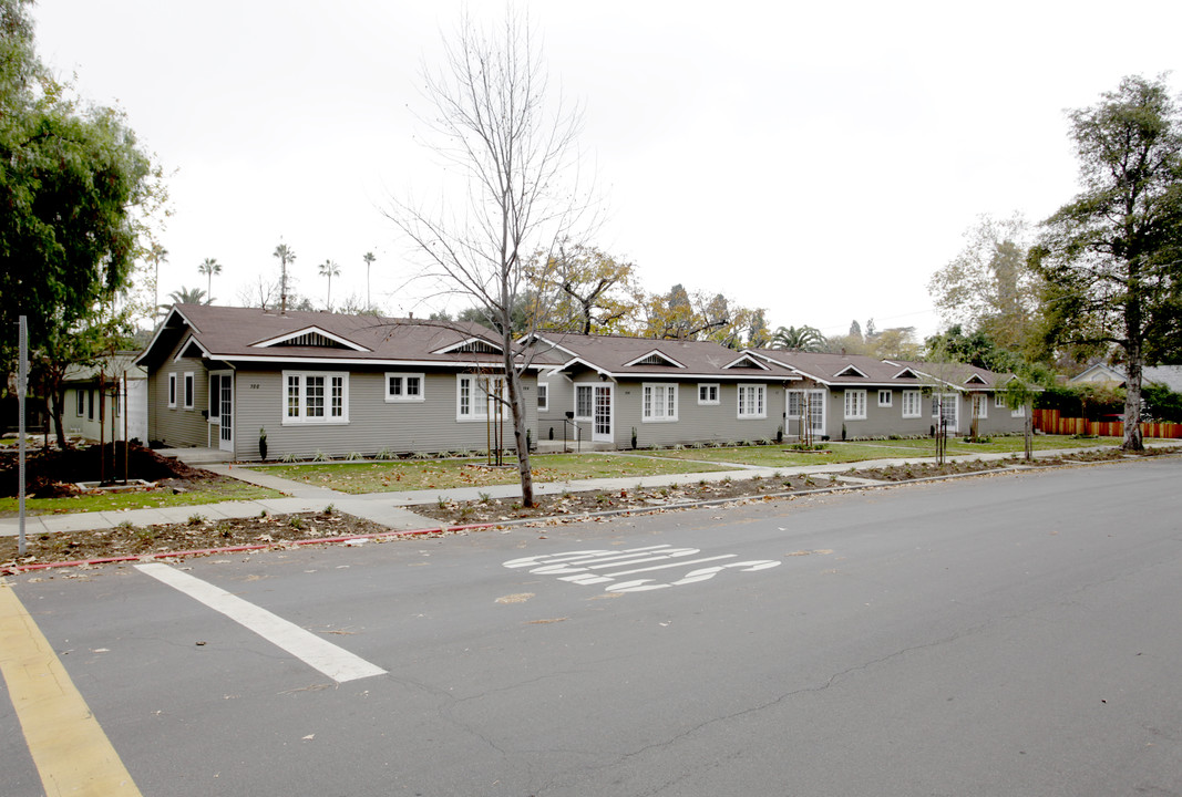 300-328 W 8th St in Claremont, CA - Building Photo