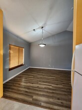 1127 SE Rollins Ave in McMinnville, OR - Foto de edificio - Building Photo