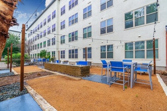 Lofts on Main in San Antonio, TX - Foto de edificio - Building Photo